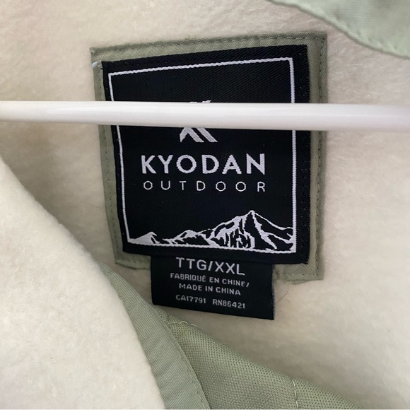 Kyodan Creme Fleece and Green Quilted Asymmetrical Pullover - Picture 6 of 7